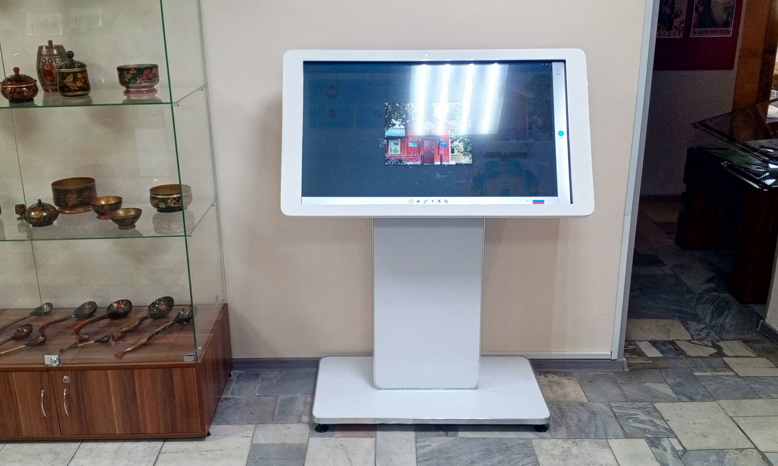 Интерактивные киоски и экраны для театра